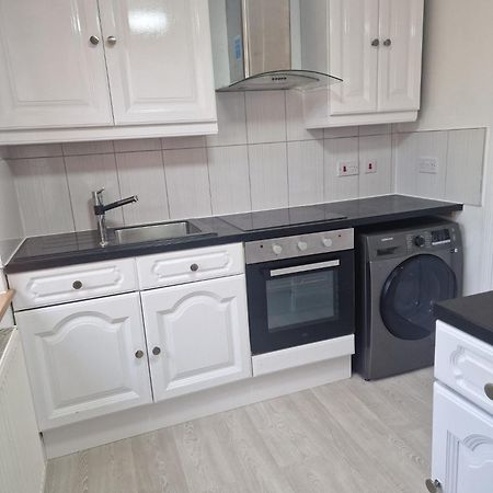 Studio Flat On Straight Road, Harold Hill, Havering Exterior photo