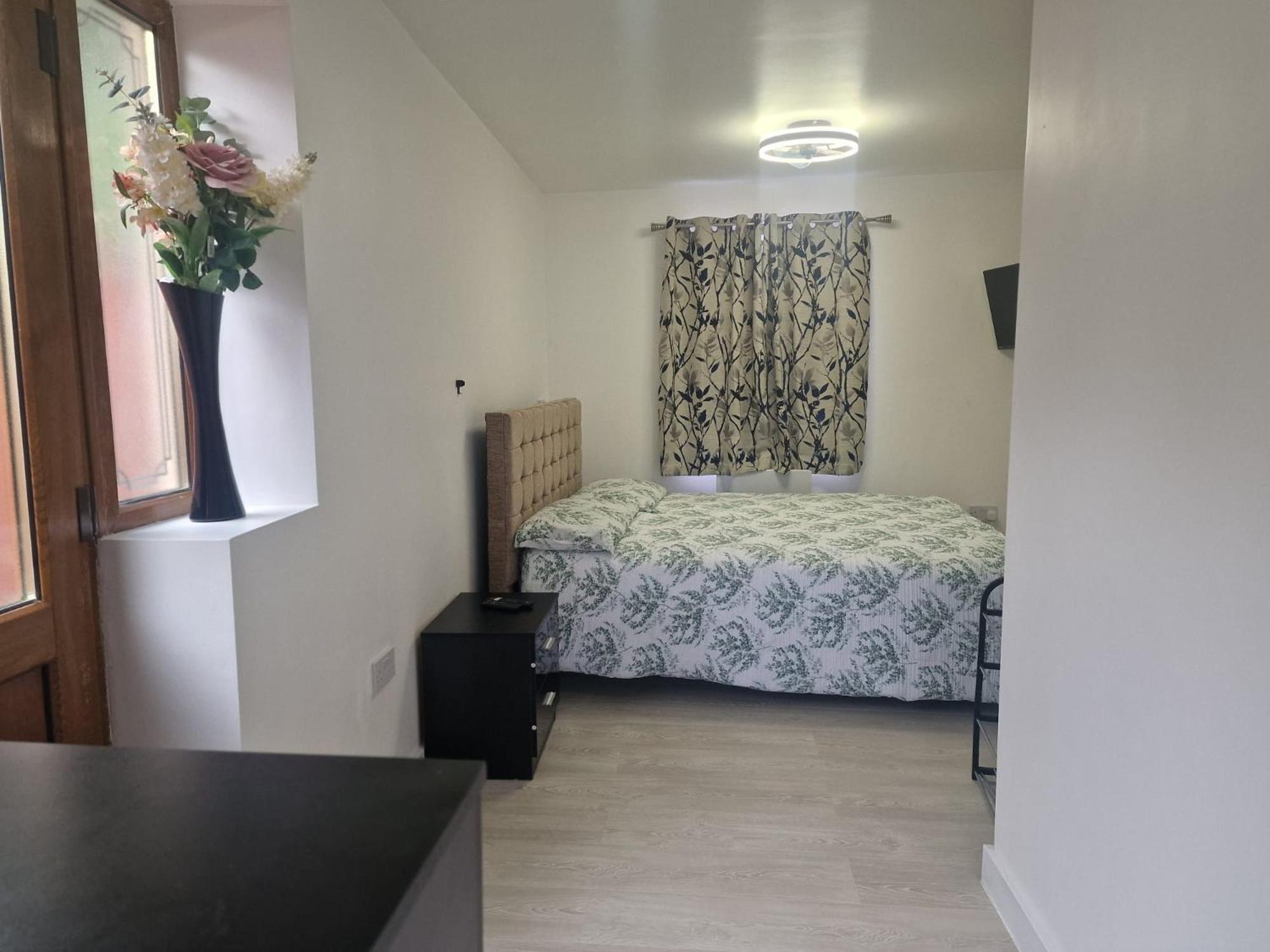 Studio Flat On Straight Road, Harold Hill, Havering Exterior photo